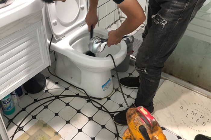 通川马桶堵塞自己疏通还是找师傅？专业上门服务让你省时更省心