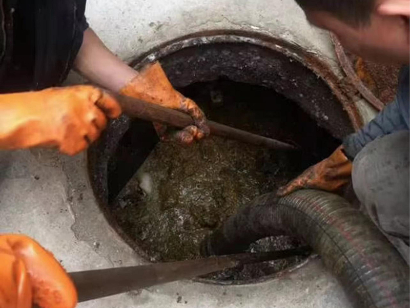 通川清理化粪池时如何避免沼气的危害？